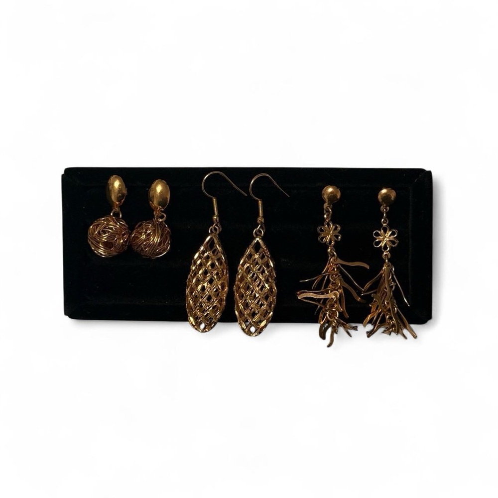 three pairs of gold dangle earrings⚜️